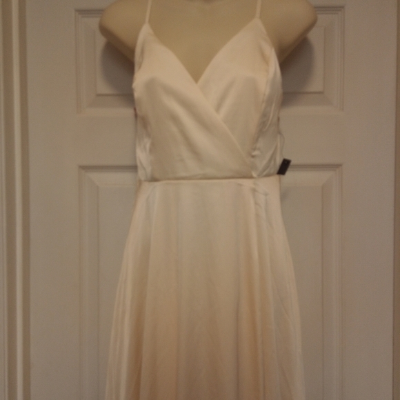 🆕 Lulu's👗Cream color🌹soft satin feel🦋mock wrap - Picture 4 of 8